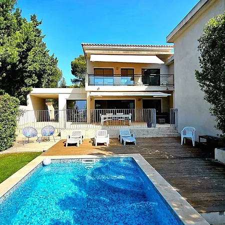 2-8 Persons 4 Bedrooms Cassis