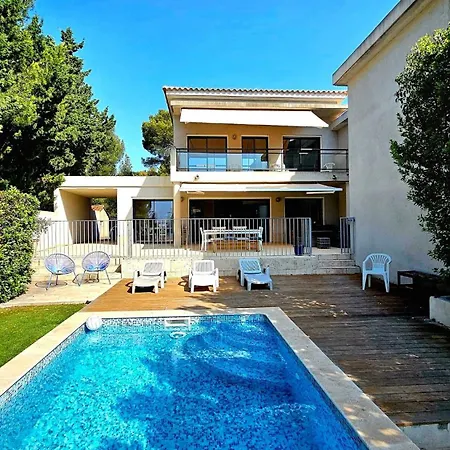 2-8 Persons 4 Bedrooms Cassis