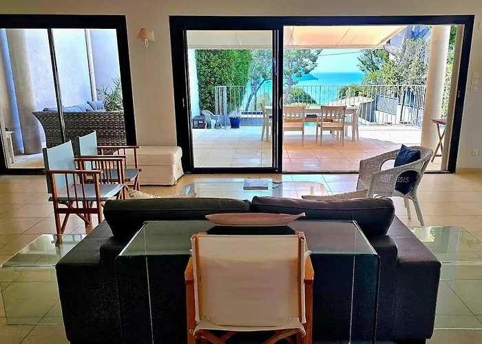 Cassis Villa 2-8 Persons 4 Bedrooms *