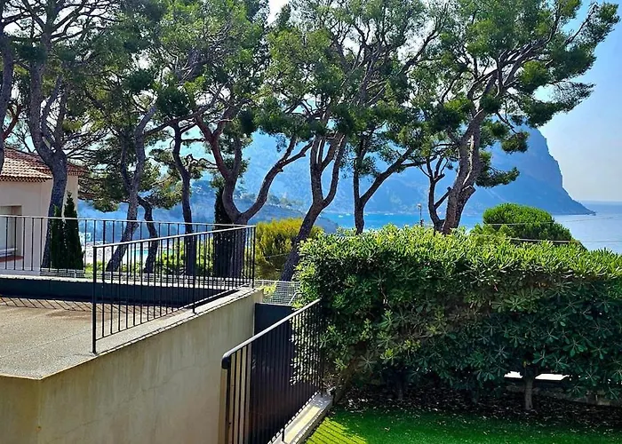 Cassis Villa 2-8 Persons 4 Bedrooms