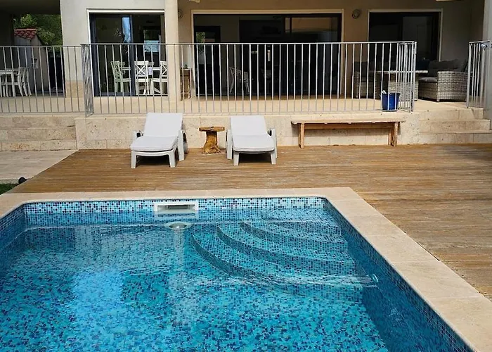 Cassis Villa 2-8 Persons 4 Bedrooms